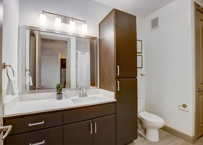 Cozysuites At Town Apartment