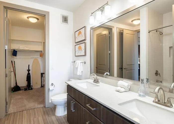 Cozysuites At Town Apartment