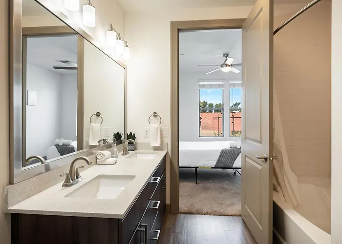 Cozysuites At Town Apartment