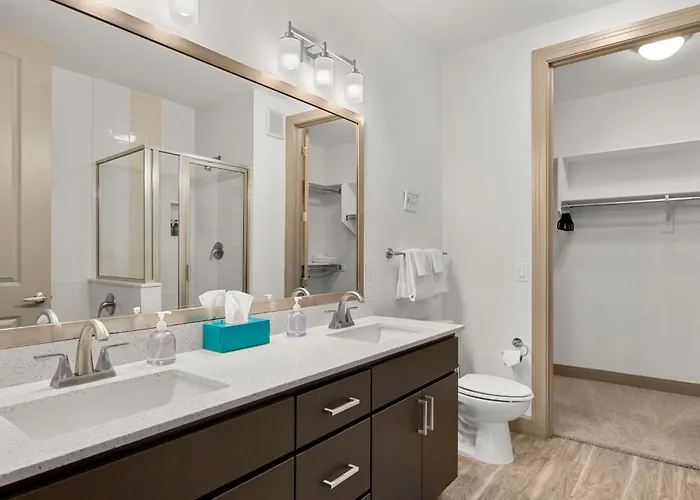 Cozysuites At Town Apartment